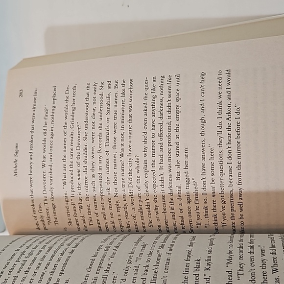 Luna Book CAST IN CHAOS THE chronicles of Elantra Michelle Sagara 2010 Paperback - Picture 14 of 17